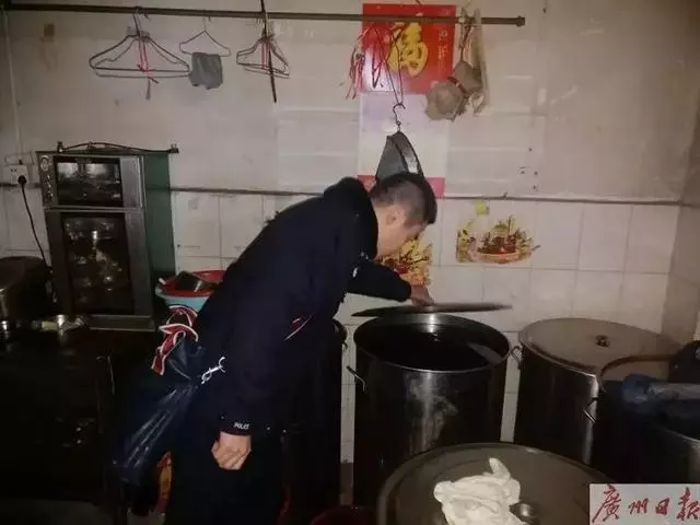 這種油不是地溝油,但常吃極易致癌,還有不少人喜歡買