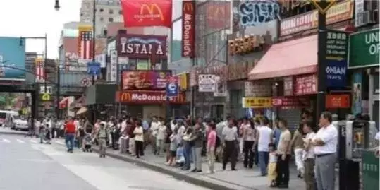 「中囯大媽」又立「新功」!這回連美囯都挺不住了!