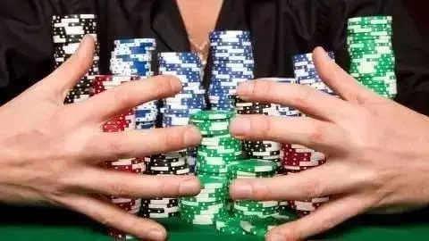 聖淘沙 Casino荷官偷走近100000新幣!被抓走後,人已經變成這樣.......