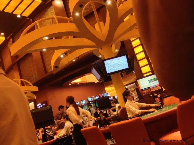 聖淘沙 Casino荷官偷走近100000新幣!被抓走後,人已經變成這樣.......