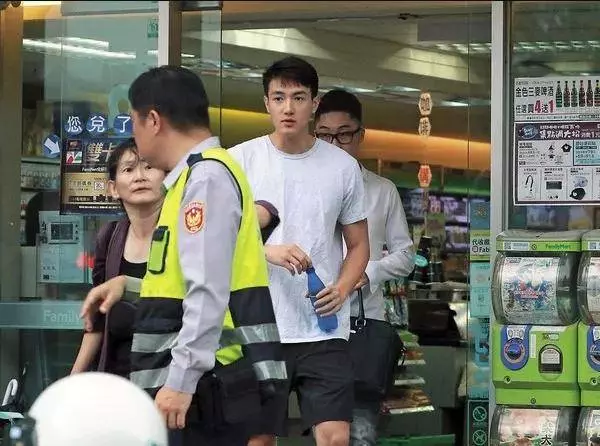 蕭亞軒又雙叒叕爆出新戀情了!有一種愛情觀叫"蕭亞軒":老娘談戀愛只為爽!!