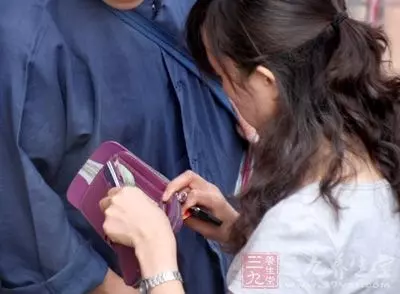 風水大師說: 用這種錢包的人註定守不住財氣 ! 看完後,我終於明白了,怪不得我一直存不到錢...