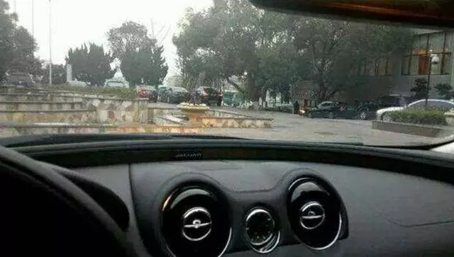 兒媳開車來接我進城享福,走時收到兒子簡訊,我立刻裝病不去了