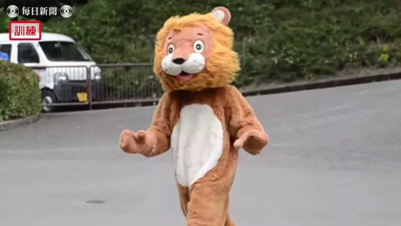 真工讀生!動物園「超ㄎㄧㄤ演習」 布偶獅子下一秒被抬走超好笑