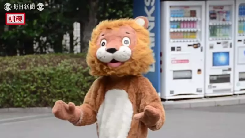 真工讀生!動物園「超ㄎㄧㄤ演習」 布偶獅子下一秒被抬走超好笑
