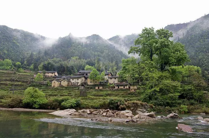 妻子掉進山洞不知所蹤,丈夫每天往洞裡扔饅頭,5年後山洞裡爬出一人!