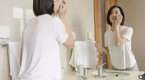 蚊子咬了腫一包奇癢難忍?越抓越癢,教你止癢方法,60秒後止癢去痕!