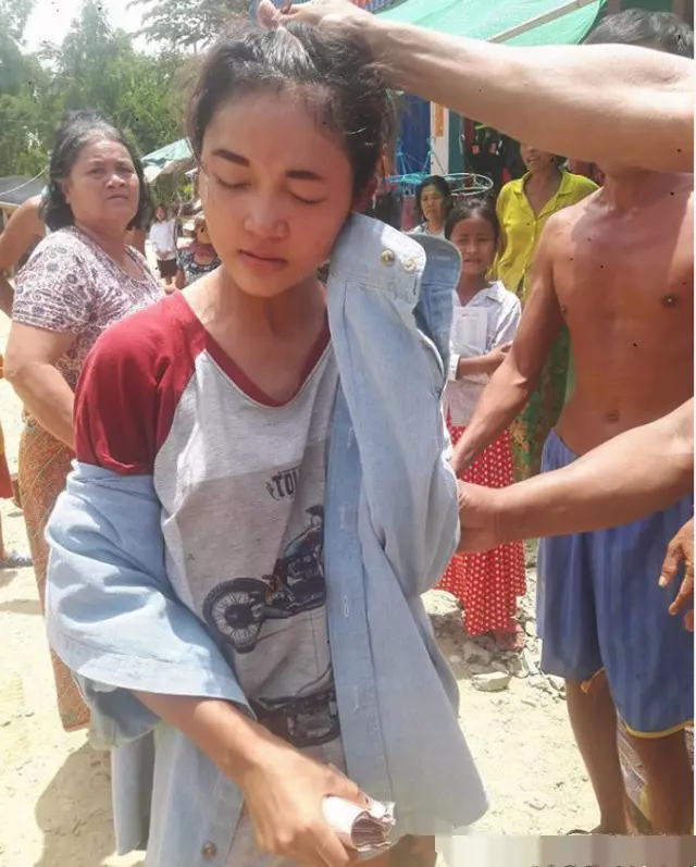 漂亮少女街邊偷錢被當場抓到,當地居民竟「輪番上陣」……最後她「超崩潰」模樣讓網友心痛不已!
