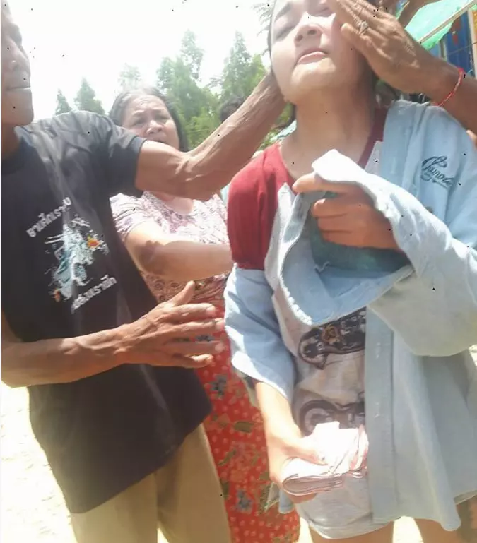 漂亮少女街邊偷錢被當場抓到,當地居民竟「輪番上陣」……最後她「超崩潰」模樣讓網友心痛不已!