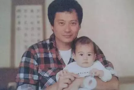 她是大導演背後的悍妻,長相平凡,卻讓三個男人乖乖聽話幾十年,原來她...