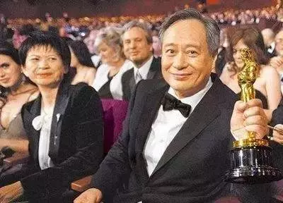 她是大導演背後的悍妻,長相平凡,卻讓三個男人乖乖聽話幾十年,原來她...