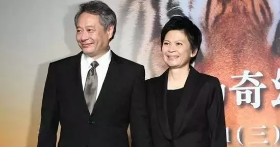 她是大導演背後的悍妻,長相平凡,卻讓三個男人乖乖聽話幾十年,原來她...