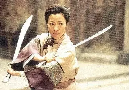她是大導演背後的悍妻,長相平凡,卻讓三個男人乖乖聽話幾十年,原來她...