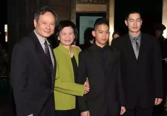 她是大導演背後的悍妻,長相平凡,卻讓三個男人乖乖聽話幾十年,原來她...