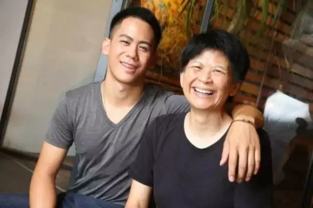 她是大導演背後的悍妻,長相平凡,卻讓三個男人乖乖聽話幾十年,原來她...