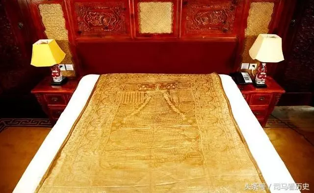 一塊乾隆「裹屍布」,拍出1.3億天價,當年卻被盜墓賊隨手扔了!