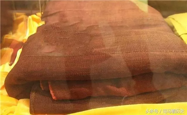 一塊乾隆「裹屍布」,拍出1.3億天價,當年卻被盜墓賊隨手扔了!