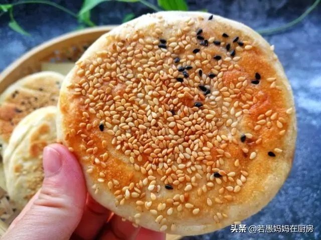 無需烤箱,教你做外酥里軟的芝麻燒餅,涼透也不硬,學會可以開店