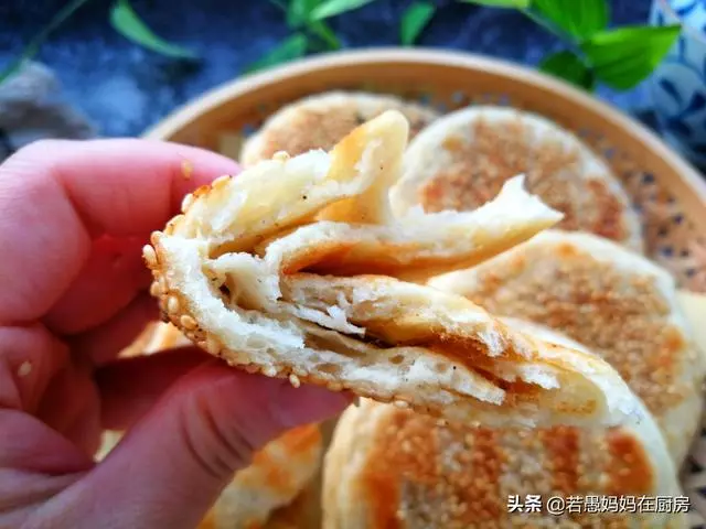 無需烤箱,教你做外酥里軟的芝麻燒餅,涼透也不硬,學會可以開店
