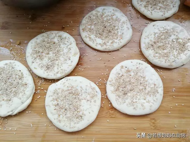 無需烤箱,教你做外酥里軟的芝麻燒餅,涼透也不硬,學會可以開店