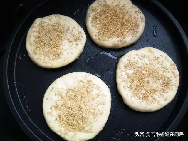 無需烤箱,教你做外酥里軟的芝麻燒餅,涼透也不硬,學會可以開店
