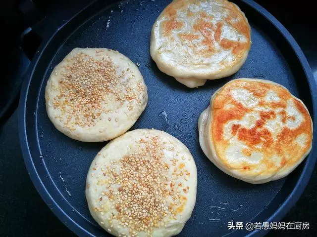 無需烤箱,教你做外酥里軟的芝麻燒餅,涼透也不硬,學會可以開店