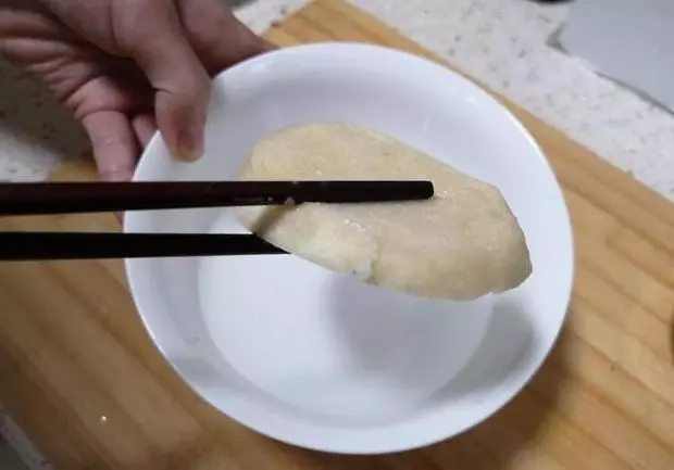 饅頭片不要裹著蛋液炸了?教你學會這個小技巧,外酥里軟不吸油!