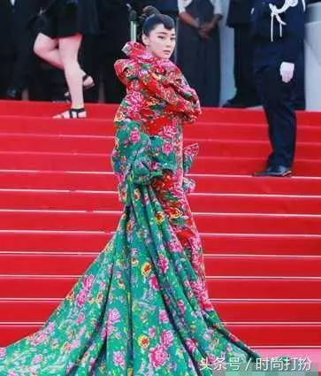 44歲林志玲出席活動近照,腿是怎麼了!,網友:腿合都合不攏,太難看了!