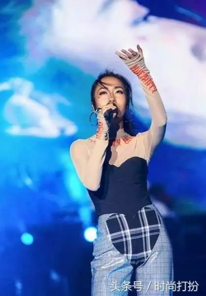 44歲林志玲出席活動近照,腿是怎麼了!,網友:腿合都合不攏,太難看了!