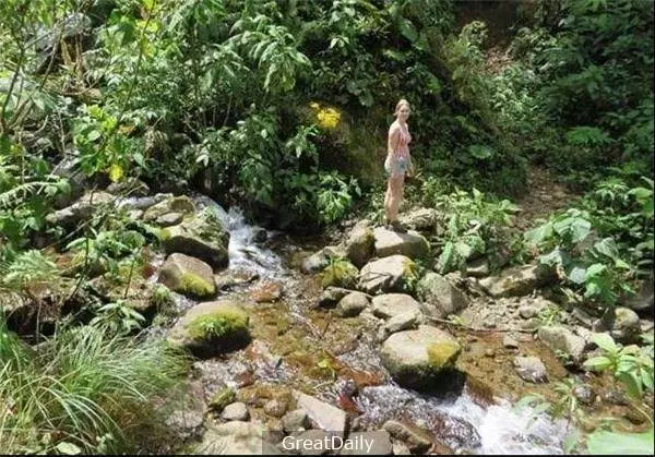 2名女子相約爬山,卻被路人發現只剩骨骸! 後來他在地上撿到一臺相機,竟發現裡面有嚇人的照片...