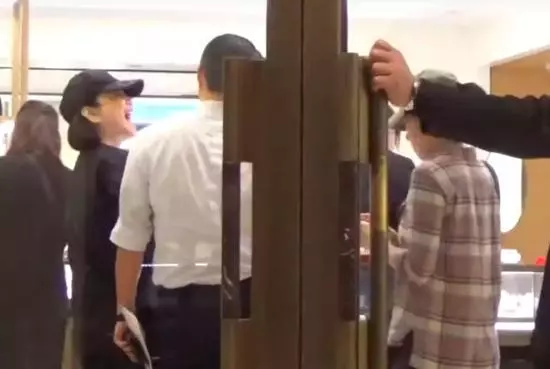 65歲林青霞主動親吻年下型男,憑什麼被嘲「人老心不老」?