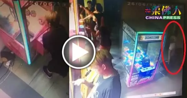 ( 新山 ) 撬開夾娃娃機偷手錶 全程被 CCTV 攝下