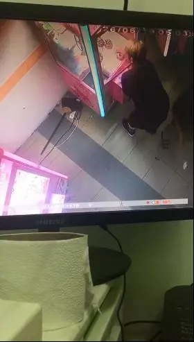 ( 新山 ) 撬開夾娃娃機偷手錶 全程被 CCTV 攝下