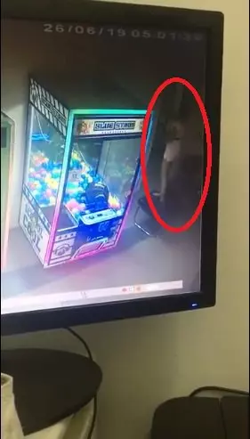 ( 新山 ) 撬開夾娃娃機偷手錶 全程被 CCTV 攝下
