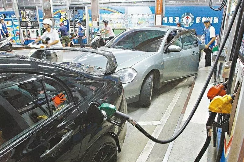 汽、柴油1日起調漲0.4元 95無鉛29.1元 | 生活新聞 | 生活