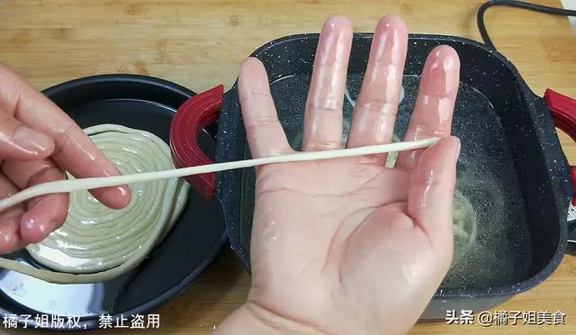 麵條我從來不買,教你秘制新做法,一根面煮一鍋,連吃10天也不膩