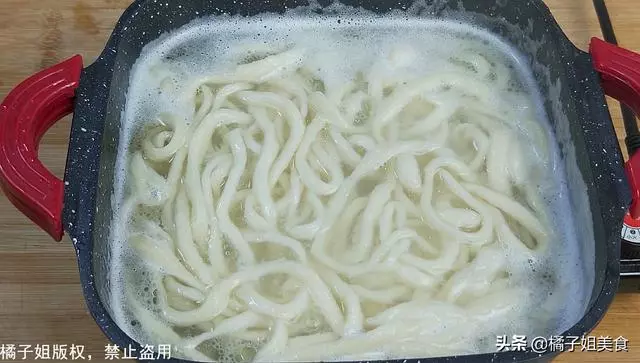 麵條我從來不買,教你秘制新做法,一根面煮一鍋,連吃10天也不膩