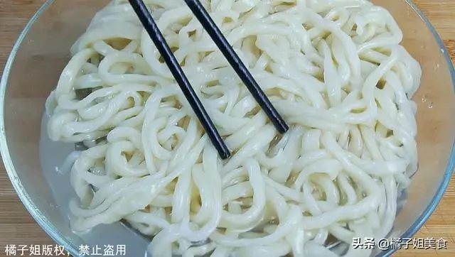 麵條我從來不買,教你秘制新做法,一根面煮一鍋,連吃10天也不膩