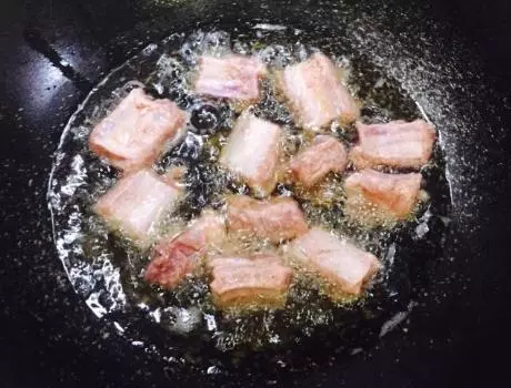 糖醋排骨,先放糖還是醋?廚師長:都不對!這樣做排骨肉酥骨香