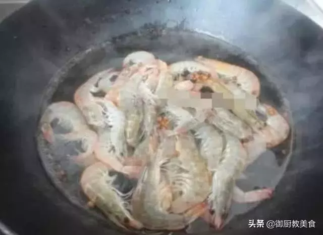煮蝦時,大多數人都忽略了這一步,難怪蝦肉吃起來腥味重