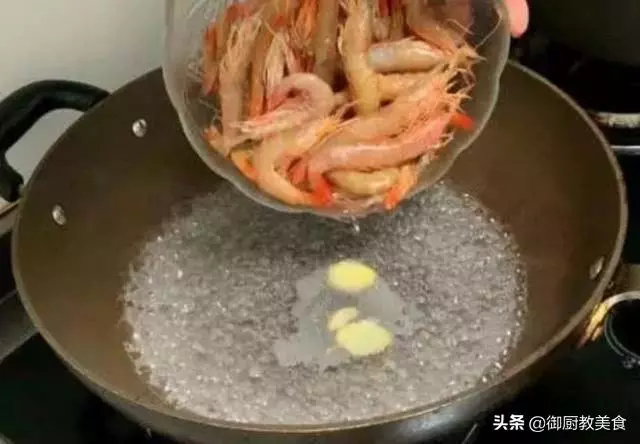 煮蝦時,大多數人都忽略了這一步,難怪蝦肉吃起來腥味重