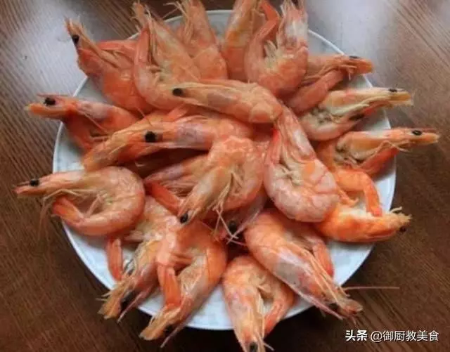 煮蝦時,大多數人都忽略了這一步,難怪蝦肉吃起來腥味重
