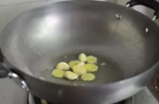 教你自製美味的三杯雞,雞肉加它一起燉,味道鮮極了,健康又營養