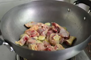 教你自製美味的三杯雞,雞肉加它一起燉,味道鮮極了,健康又營養