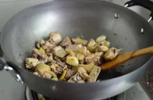 教你自製美味的三杯雞,雞肉加它一起燉,味道鮮極了,健康又營養