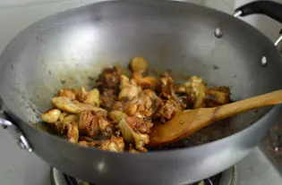 教你自製美味的三杯雞,雞肉加它一起燉,味道鮮極了,健康又營養