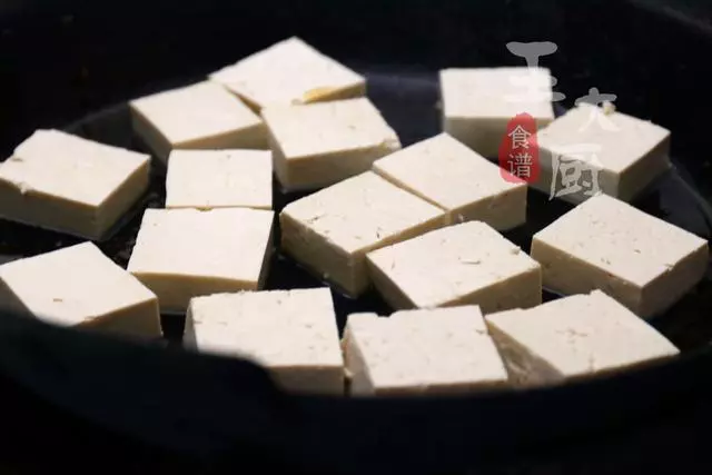 金針菇燜豆腐,好吃好看又解饞,你絕對不能錯過的吃法,太香了