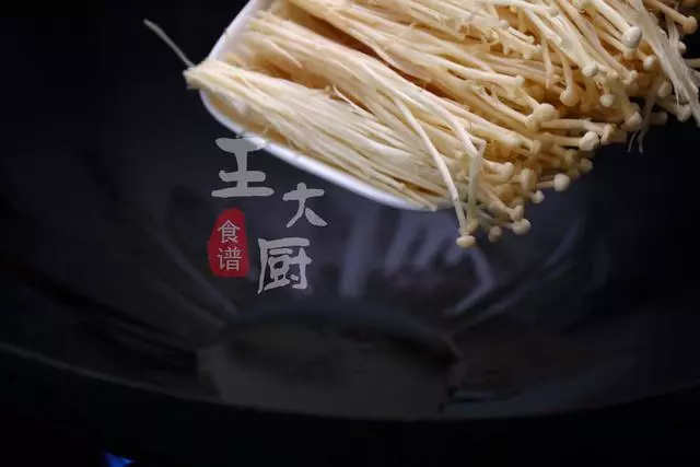 金針菇燜豆腐,好吃好看又解饞,你絕對不能錯過的吃法,太香了