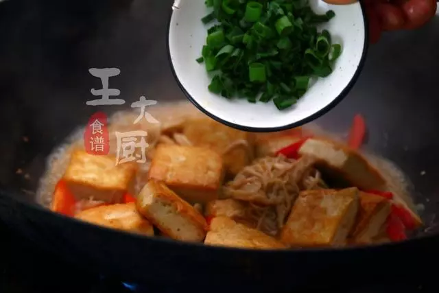 金針菇燜豆腐,好吃好看又解饞,你絕對不能錯過的吃法,太香了