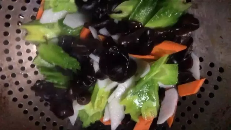 山藥木耳炒苦瓜,小火炒是重點,清香味美清脆爽口,營養搭配均衡